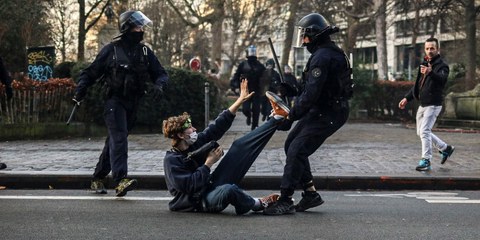 An einer Demonstration gegen die Rentenreform. Lille, Frankreich. © Moulinette /LaMeute
