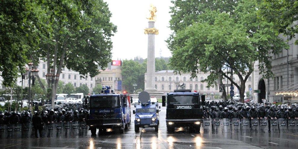 Spezialeinheiten der Polizei blockieren den Freiheitsplatz am 13. Mai 2024 in Tiflis, Georgien. © Nicolo Vincenzo Malvestuto/Getty Images