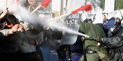 Polizisten setzen Tränengas gegen Demonstranten ein. © Reuters/Y. Karahalis