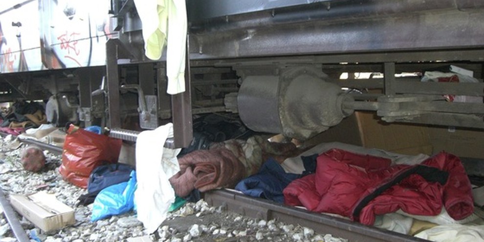 Persönliche Effekten von Migrantinnen und Migranten unter einem Zug in Griechenland © UNHCR/L. Boldrini  