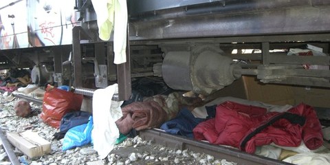 Persönliche Effekten von Migrantinnen und Migranten unter einem Zug in Griechenland © UNHCR/L. Boldrini  
