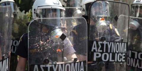 Griechische Polizisten im Einsatz an einer Demonstration. © Georgia Panagopoulou / Demotix 