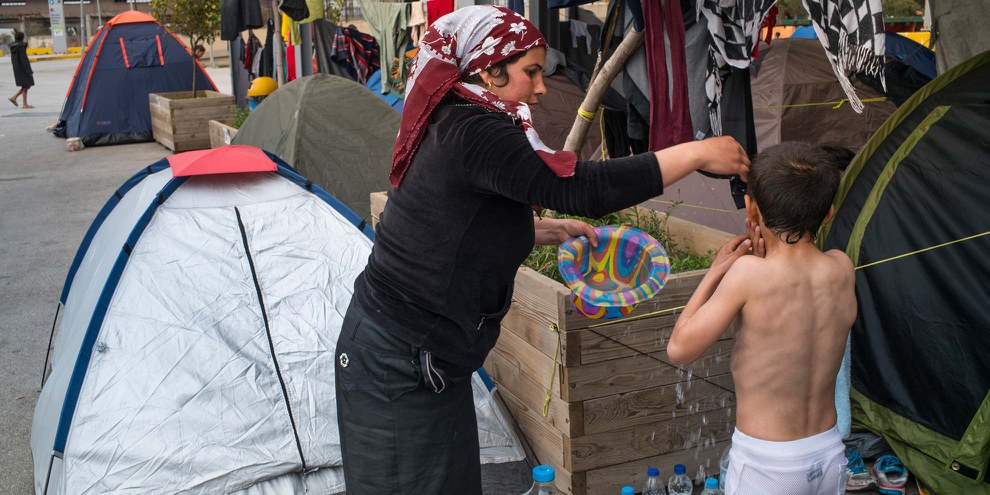 Hunderte von Flüchtlingen schlafen im Freien in Piräus © Amnesty International / Olga Stefatou