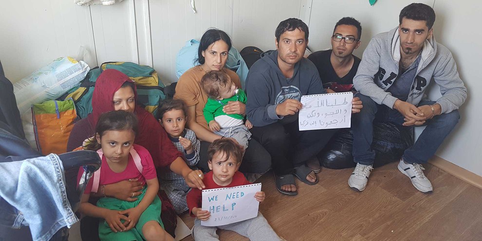 Eine der beiden am 20. Oktober ausgeschafften Flüchtlingsfamilien und drei andere syrische Flüchtlinge im Düziçi Camp in der Türkei.  © private