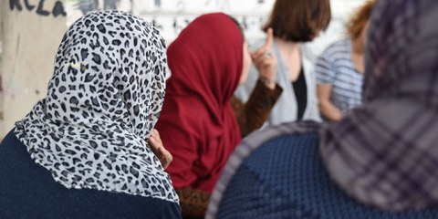Diskussion mit Frauen ausserhalb des Lagers von Elliniko, 21. Mai 2017. © Lene Christensen/Amnesty International