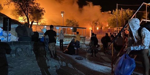 Fassungslosigkeit angesichts der massiven Zerstörung des Camps durch die Feuer. © Thanasis Voulgarakis