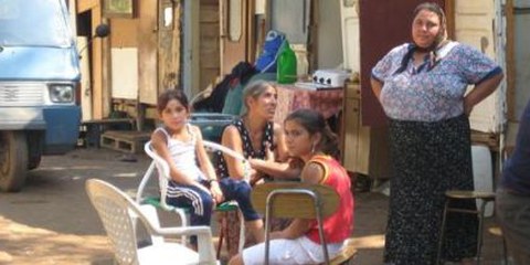 Roma-Familie in einem Camp in Italien. © AI