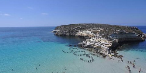 Amnesty-Aktion vor Lampedusa. © AI