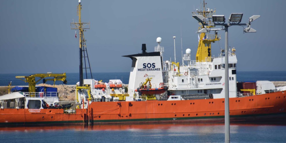 Nachdem dem Schiff die maltesischen und panamaischen Flaggen entzogen wurden, wird die Aquarius nicht mehr ausfahren können, um Migrantinnen und Migranten  zu helfen. © Gerard Bottino / shutterstock.com