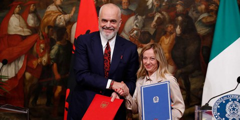 Die italienische Ministerpräsidentin Giorgia Meloni empfängt den Ministerpräsidenten der Republik Albanien, Edi Rama, für die Unterzeichnung einer Absichtserklärung zwischen Italien und Albanien für die Zusammenarbeit hinsichtlich der Übernahme von Asylsuchenden.  © Massimo Di Vita/Archivio Massimo Di Vita/Mondadori Portfolio via Getty Images