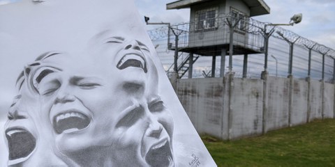 Karrar Español ist ein 25-jähriger irakischer Asylbewerber und Künstler, der derzeit in Litauen im Migrant*innenlager Kybartai inhaftiert ist und mit diesem Bild zeigen will, wie es sich anfühlt, inhaftiert zu werden, nur weil er Asyl beantragt hat. © Karrar Español