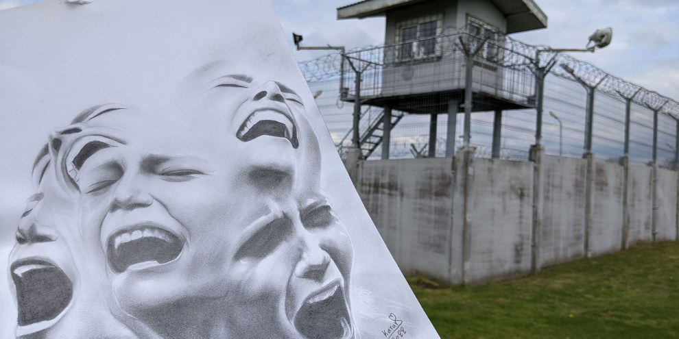 Karrar Español ist ein 25-jähriger irakischer Asylbewerber und Künstler, der derzeit in Litauen im Migrant*innenlager Kybartai inhaftiert ist und mit diesem Bild zeigen will, wie es sich anfühlt, inhaftiert zu werden, nur weil er Asyl beantragt hat. © Karrar Español