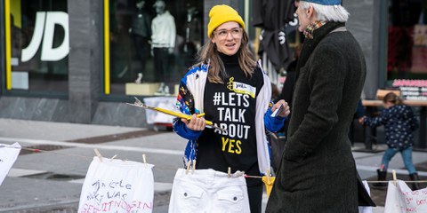 Amnesty-AktivistInnen führten Anfang Oktober vor dem Repräsentantenhaus in Den Haag eine Kampagne durch, in der sie die Regierung auffordern, das neue Gesetz über nicht einvernehmlichen Sex zu ändern. © Marieke Wijntjes