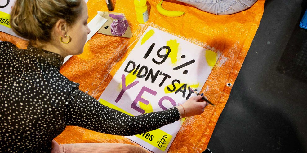 Amnesty-Aktivist*innen in Amsterdam beim Gestalten eines Plakats für die Kampagne «Let's talk about Yes». © www.mariekevandervelden.com