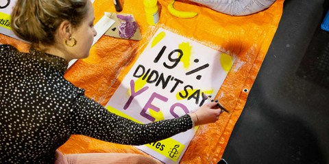Amnesty-Aktivist*innen in Amsterdam beim Gestalten eines Plakats für die Kampagne «Let's talk about Yes». © www.mariekevandervelden.com