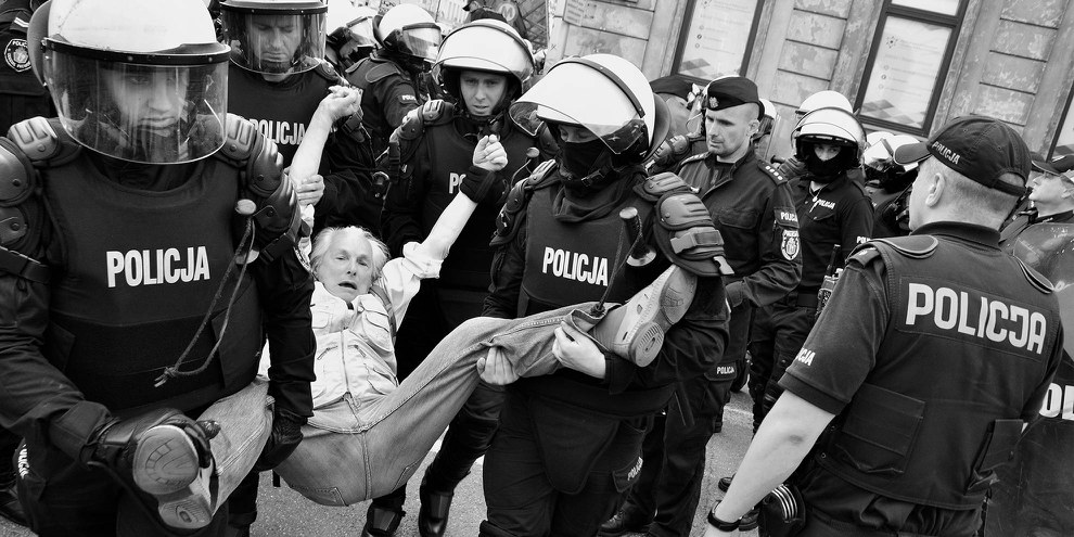 Bogusław Zalewski (82) wird während einer Antifaschistischen Demonstration am 1. Mai in Warschau von der Polizei festgenommen © JohnBoB & Sophie art