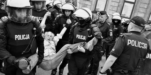 Bogusław Zalewski (82) wird während einer Antifaschistischen Demonstration am 1. Mai in Warschau von der Polizei festgenommen © JohnBoB & Sophie art