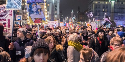 Tausende von Menschen nahmen am 23. März 2018 in Warschau am «Schwarzen Freitag» teil, um gegen ein geplantes Gesetz zu protestieren, das den bereits eingeschränkten Zugang zu einem sicheren und legalen Schwangerschaftsabbruch in Polen weiter einschränken würde. ©  Grzegorz Żukowski