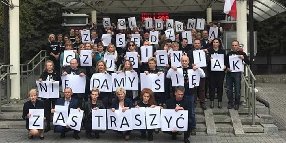 Protestaktion von RichterInnen in Krakau für ihre Kollegin Czubieniak , die von der «Disziplinarkammer» gemassregelt wurde, weil sie die Meinung vertrat, dass ein Verdächtiger in jedem Stadium einer Ermittlung das Recht auf einen Anwalt habe. © SSP Iustitia @ Iustitia polish judges