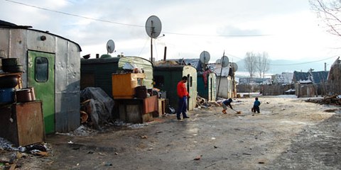 Abgeschoben: Rund 75 Roma sind in Containern neben der Kläranlage untergebracht © AI