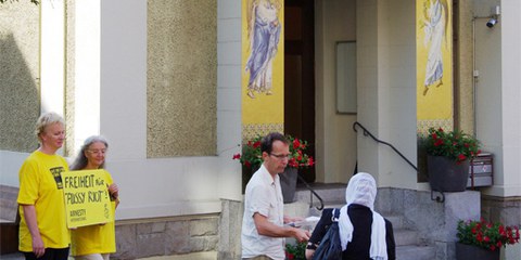Amnesty-Aktion vor der russisch-orthodoxen Kirche in Zürich © AI