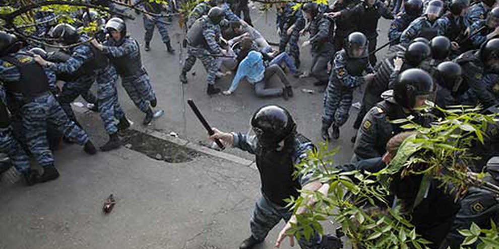 Russische Polizisten gehen gegen Demonstrierende vor. Moskau, 6. Mai 2012. © REUTERS/Denis Sinyakov 