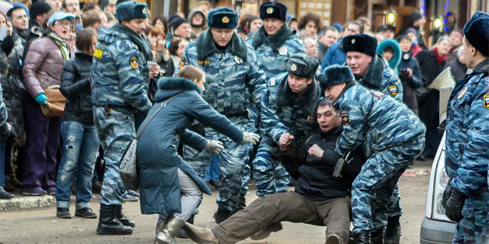 Die Polizei löst gewaltsam eine friedliche Kundgebug auf, Moskau Februar 2014 © Denis Bochkarev / Amnesty International