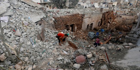 Zivilpersonen auf den Ruinen eines von russischen Kräften bombardierten Hauses in der Provinz Aleppo. © REUTERS/Ammar Abdullah