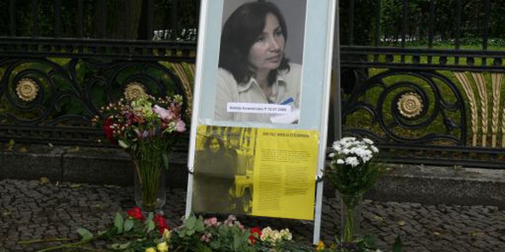 Gedenkveranstaltung zum sechsten Todestag von Natalija Estemirova vor der russischen Botschaft in Berlin, Juli 2015. © Amnesty International Deutschland