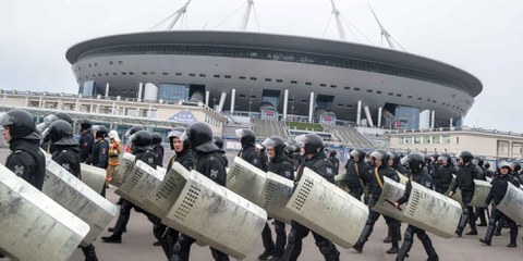 Training russischer Einsatz-Polizei vor dem Krestovsky Stadion in Sankt Petersburg. © tony_gl / Shutterstock.com