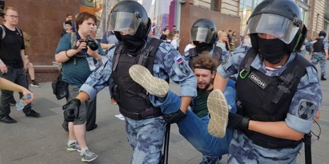 Ein friedlicher Demonstrant wird am 27. Juli 2019 während einer Kundgebung für freie Wahlen in Moskau festgenommen. © Amnesty International