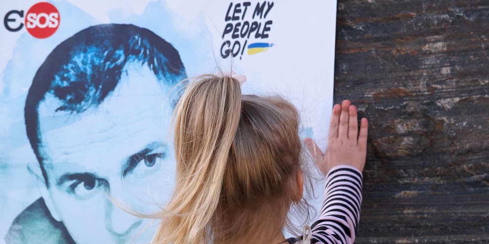 Kleines Mädchen vor einem Poster mit einem Foto des inhaftierten Oleg Sentsov, während der Aktion «Free Sentsov» in Kryvyi Rih (Ukraine) am 1. Juni 2018. © Polydeuces / shutterstock.com