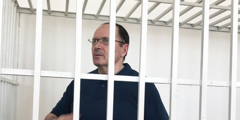 Oyub Titiev im Gerichtssaal. Er musste der Verhandlung in einem Käfig beiwohnen, was in der russischen Föderation häufig ist. © AI