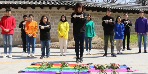 Protestaktion in Korea gegen die Verfolgung von LGBTI in Tschetschenien © Amnesty International Korea