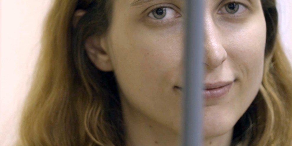 Auch die junge Künstlerin Aleksandra Skochilenko wird der «öffentlichen Verbreitung vorsätzlich falscher Informationen über den Einsatz der Streitkräfte der Russischen Föderation und die Ausübung der Befugnisse staatlicher Organe der Russischen Föderation» beschuldigt. Im Falle einer Verurteilung drohen ihr 5 bis 10 Jahre Gefängnis. 	© Amnesty International