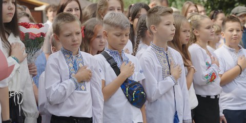 Ukrainisches Lehrpersonal steht in den russisch besetzten Gebieten vor der qualvollen Entscheidung, entweder aus ihrer Heimat zu fliehen oder gezwungen zu werden, einen Lehrplan zu unterrichten, der darauf abzielt, Schüler*innen mit russischer Staatspropaganda zu indoktrinieren. © Amnesty International
