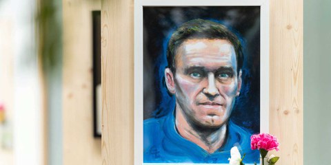 Zwei Jahre nach Alexei Nawalnys Tod: Neue Erkenntnisse – und eskalierende Repression Im «Mahnmal der Pressefreiheit» im Haus der Bundespressekonferenz in Berlin wurde ein Kunstprojekt des Künstlers Georg Ziegler mit einem Porträt Nawalnys ausgestell. © Stefan Zeitz / imago