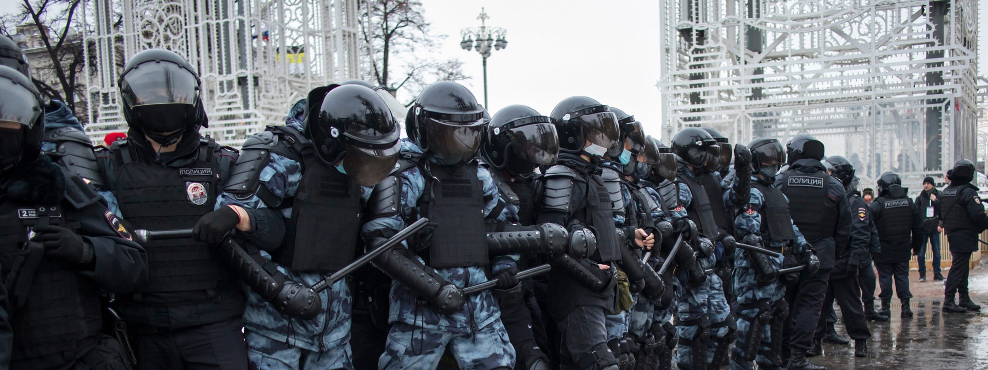 Die russische Polizei geht Anfang Februar 2021 bei den landesweiten Massenprotesten nicht gerade zimperlich mit den Unterstützer*innen des inhaftierten Oppositionspolitikers Alexei Nawalny um. © Elena Rostunova / shutterstock.com