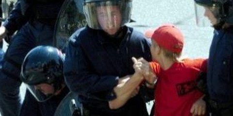 Verhaftungen an einer nicht bewilligten 1.Mai-Kundgebung 2005 in Luzern © Keystone 