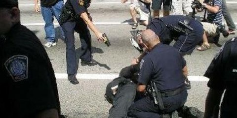 «Taser»-Waffen können tödlich sein © Matt Toups/Pittsburgh Indymedia