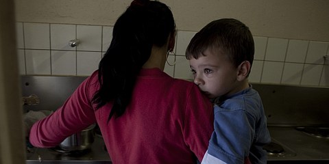Eine Mutter kocht mit ihrem Sohn. Nothilfezentrum Zürich-Altstetten. © Jacek Pulawski 