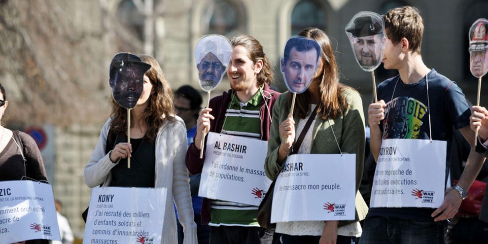 «Kriegsverbrecher» auf dem Bundesplatz anlässlich der Petitionsübergabe War crimes unit.  (15. März 2012) © Philippe Lionnet