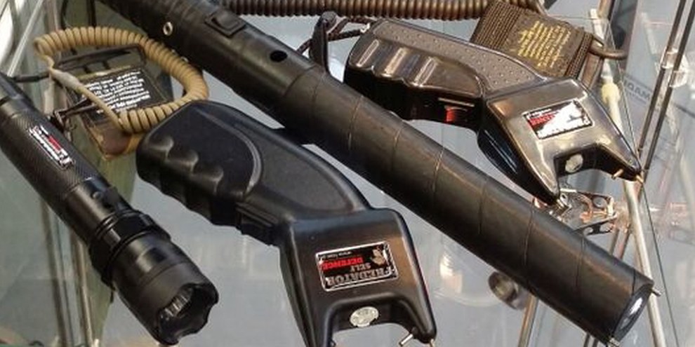 Elektroschocker und Schusswaffen an einer Waffenmesse in Deutschland. 	© Robin Ballantyne / Omega Research Foundation 
