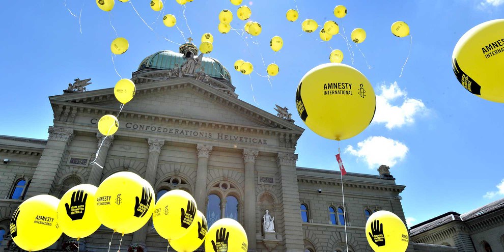 Amnesty-Aktion zur Waffenkontrolle vor dem Bundehaus in Bern © Amnesty International/Valerie Chetelat
