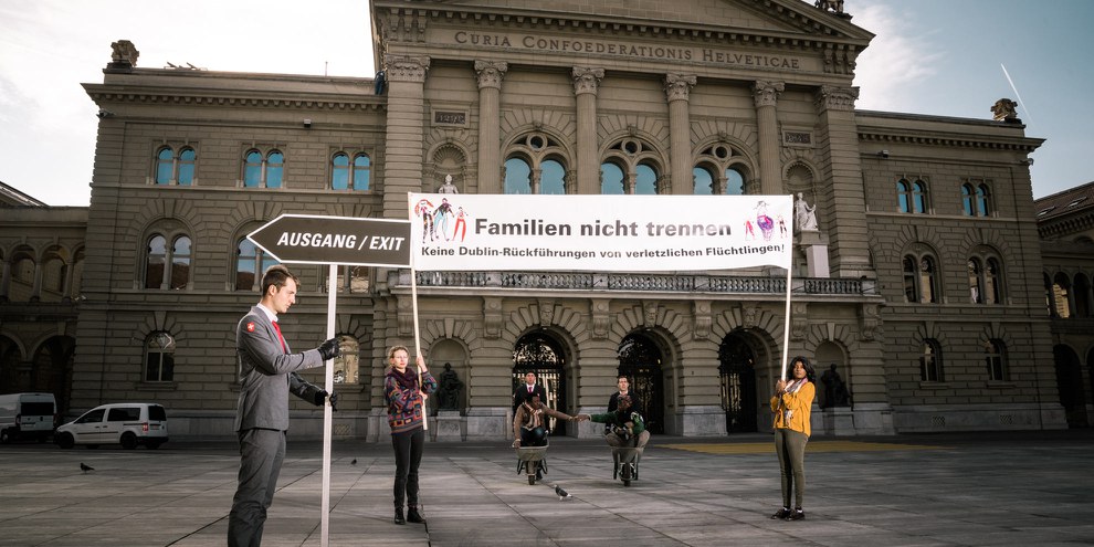 33'000 Unterschriften wurden am 20. November 2017 der Bundeskanzlei übergeben, mit der Aufforderung, die Dublin-Verordnung humaner anzuwenden. © bygabee.com