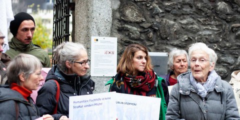 Anni Lanz (ganz rechts) an einer Kundgebung für die Entkriminalisierung von Solidarität © Amnesty International Schweiz