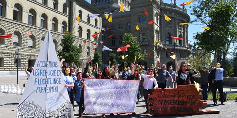 Petitionsübergabe und eine Papierflieger-Aktion am 23. Juni 2020 in Bern: Eine Petition mit 50'000 Unterschriften fordert, dass die Schweiz mehr tut für die Flüchtlinge auf den griechischen Inseln.  © Amnesty International