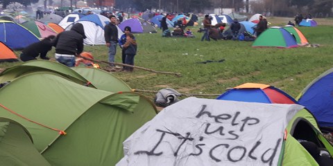 Flüchtlinge, die die Hoffnung hatten, nach Europa zu gelangen und Asyl zu erhalten, sitzen nun in Kälte und Regen an der Grenze fest © Amnesty International