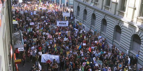 Die Kostenüberwälzung für Polizeieinsätze auf die OrganisatorInnen von Demonstrationen im Berner Polizeigesetz ist problematisch. © Amnesty International
