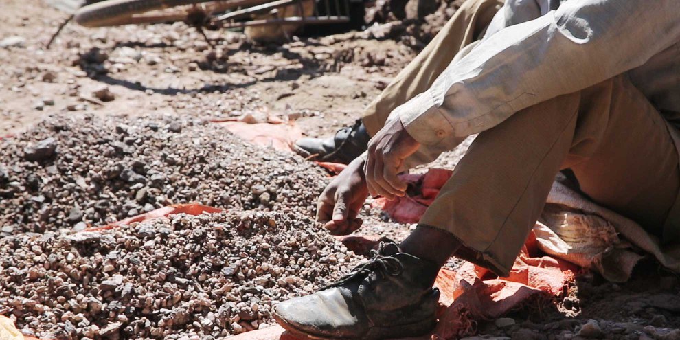 Ein Bergarbeiter sortiert Kobaltstücke in der Demokratischen Republik Kongo: Die vorgesehene Regulierung des Handels mit solchen Konfliktmineralien ist viel zu schwach. ©  Amnesty International